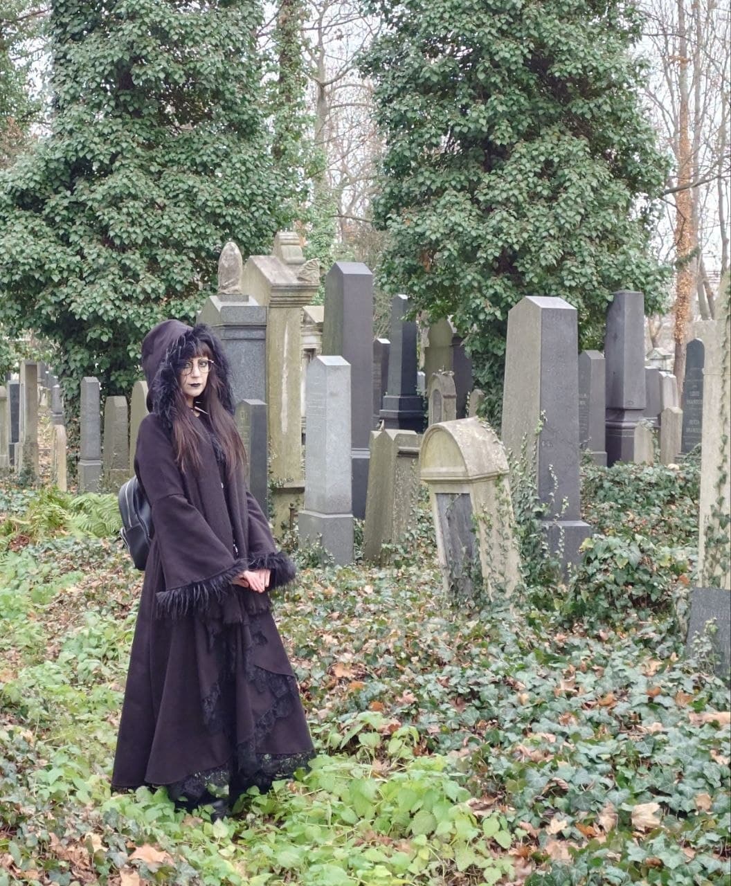 Lucy, artista detrás de Neosombra, en un cementerio rodeado de vegetación