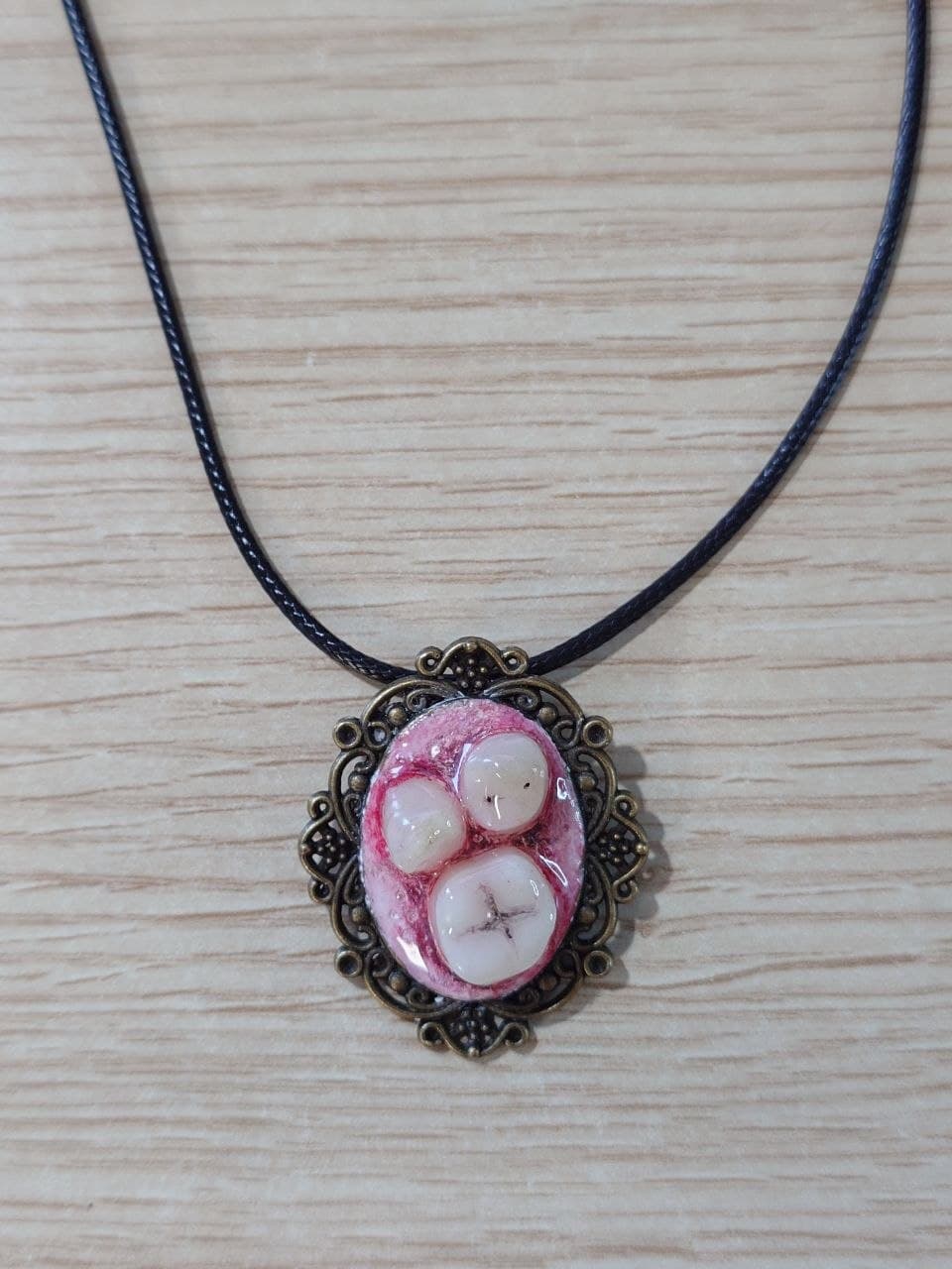 Collar de dientes con marco dorado, modelo A, vista completa